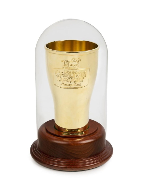 In 2010, a couple purchased a promotional carton of Carlton Draft beer as part of a special “Win a Prize” competition. The prize – a beer glass in 18-carat gold by Hardy Brothers Jewellers (silversmiths to Queen Elizabeth) engraved with the words “SINCE 1864 CARLTON DRAFT Brewery Fresh”. On April 16 of that year they were pronounced the lucky winners and now the glass with a catalogue estimate of $120,000-$150,000 is a major drawcard to Melbourne-based Leski Auctions Australian & Historical auction. 