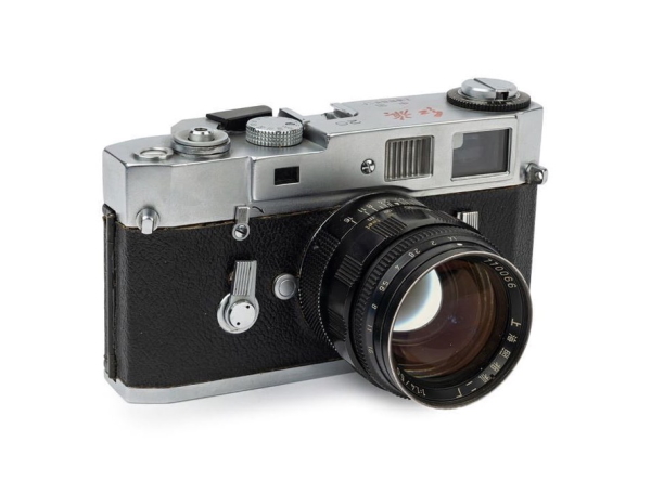 The camera with the highest catalogue estimate of $60,000-$80,000 is a circa 1973 Red Flag 20 (Hong Qi 20) Shanghai No. 2 Camera Factory, a copy of the Leica M4 (lot 112) made on the orders of Chinese Communist Party founding leader Mao Tze Dong’s last wife, Chiang Ching. Fewer than 200 of these Chinese copies were ever produced. 